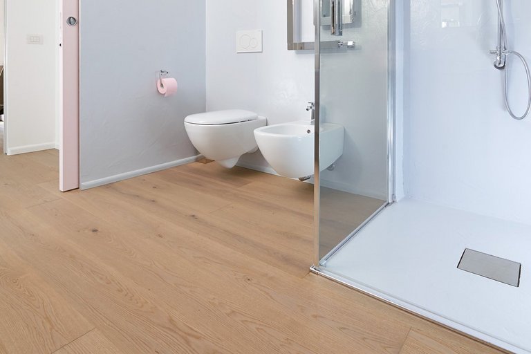 Oak parquet in a bathroom in pastel colors