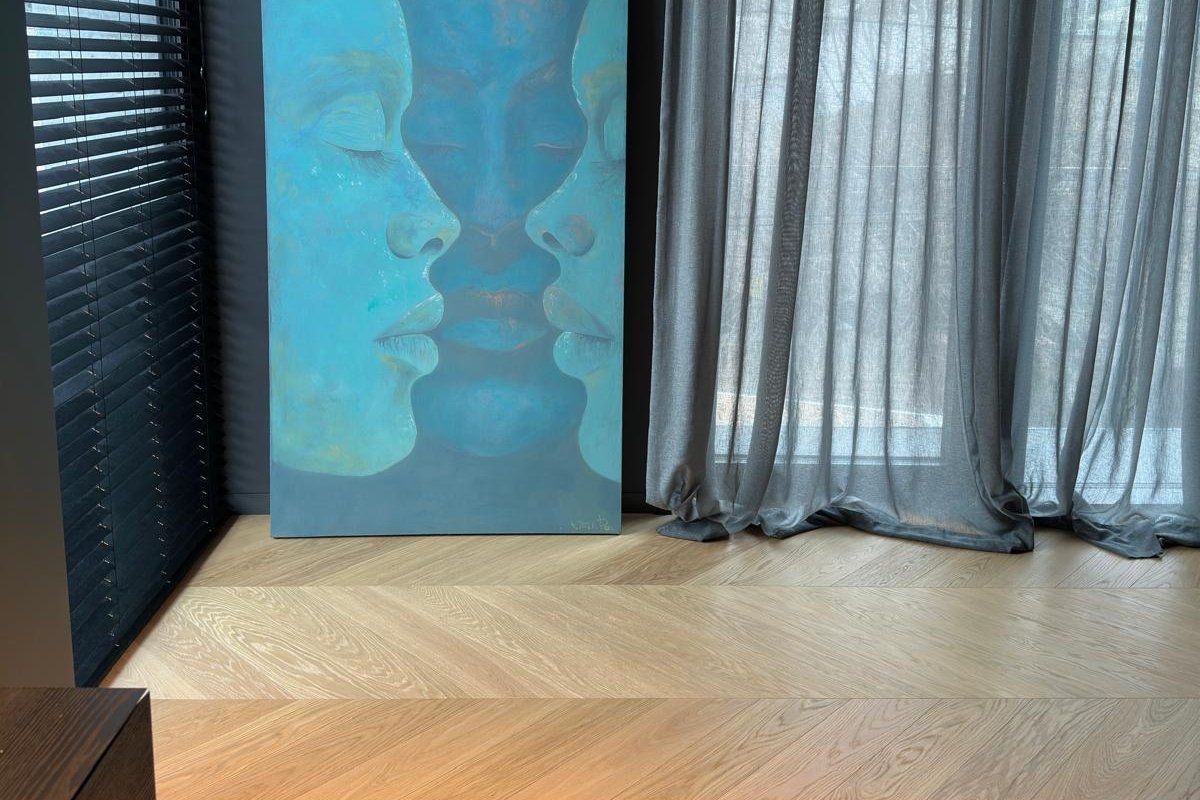 Französisch Fischgrät Parkett Eiche Natur Perla Französisch Fischgrät Parkett in heller Eiche in minimalistischem Zimmer mit türkisem Kunstwerk