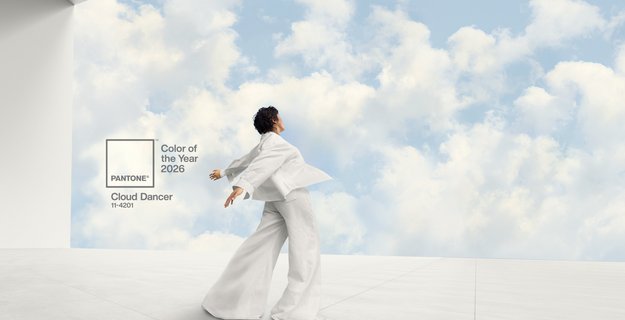 Frau in weißer Kleidung sieht in den Wolkenhimmel und steht auf weißem Boden