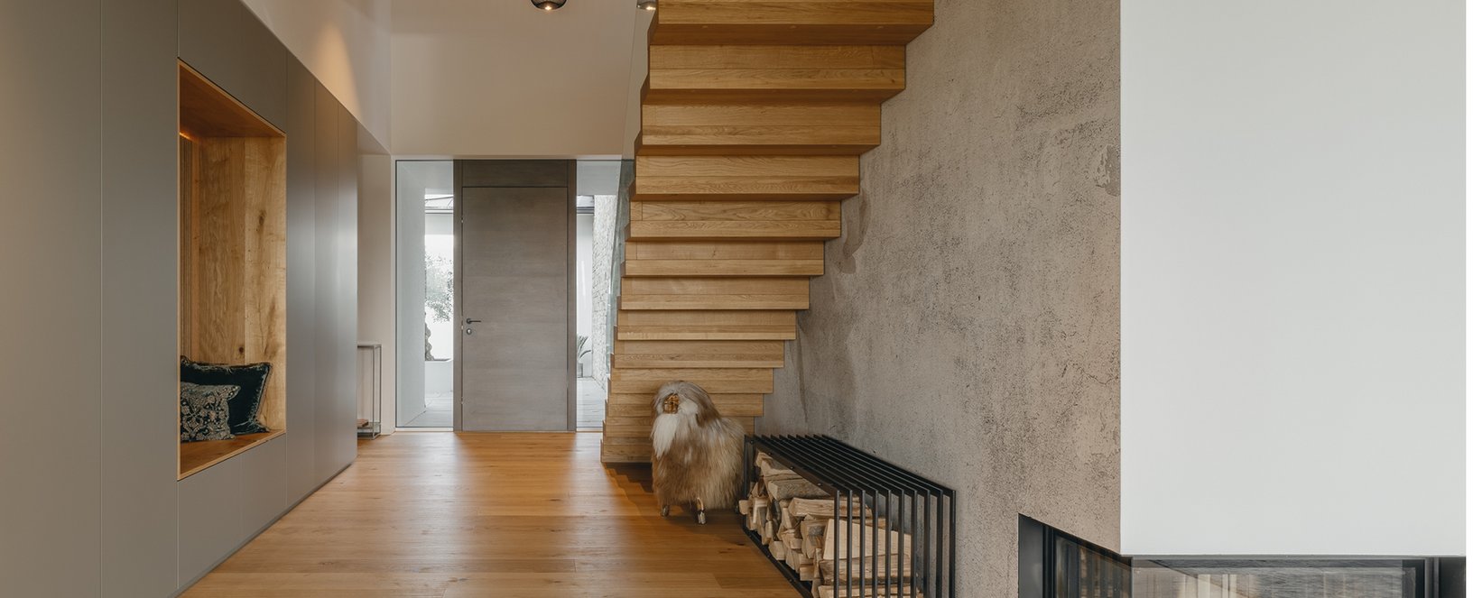 Landhausdiele Eiche Country Natura Eichenparkett und Holztreppe Eiche in gemütlichem Designer-Eingangsberreich