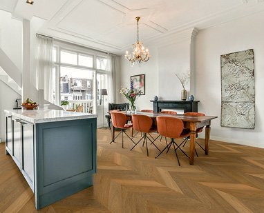 Französisch Fischgrät Parkett Eiche gedämpft Natur Natura Esszimmer im klassischen, eleganten Stil mit französischem Fischgrät-Parkett aus gedämpfter Eiche. Die Möbel und Dekoration, darunter ein Kronleuchter, ergänzen den klassischen Look des Raumes.