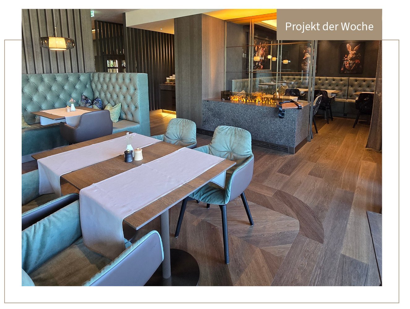 Parkett Elevation Eiche Fiji Dunkles Eichenparkett in Form von Fischgrat und Landhausdiele im edlen Restaurantbereich eines Hotels