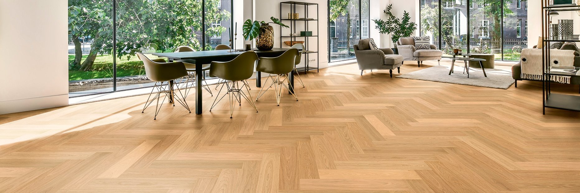 Fischgrätparkett Eiche Natur Natura MULITIflor700 Loftartiger, heller Raum mit Fischgrätparkett Eiche und modernen Möbeln im industrial Stil