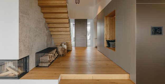 Treppe und Boden aus Parkett Landhausdiele Eiche Country Toskana Natura Eingansbereich mit Eichenholz in Form von Treppen und auf dem Boden als Parkett sowie grauen Möbeln