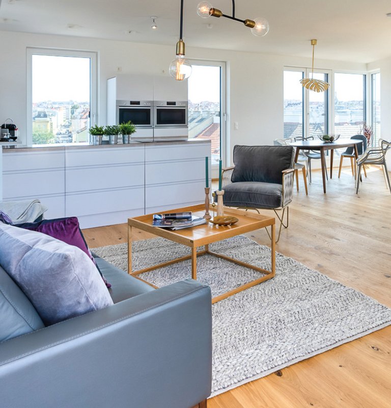 Landhausdiele Eiche Country Natura Eichenparkett rustikal in offenem, hellen Wohnraum mit moderner Einrichtung