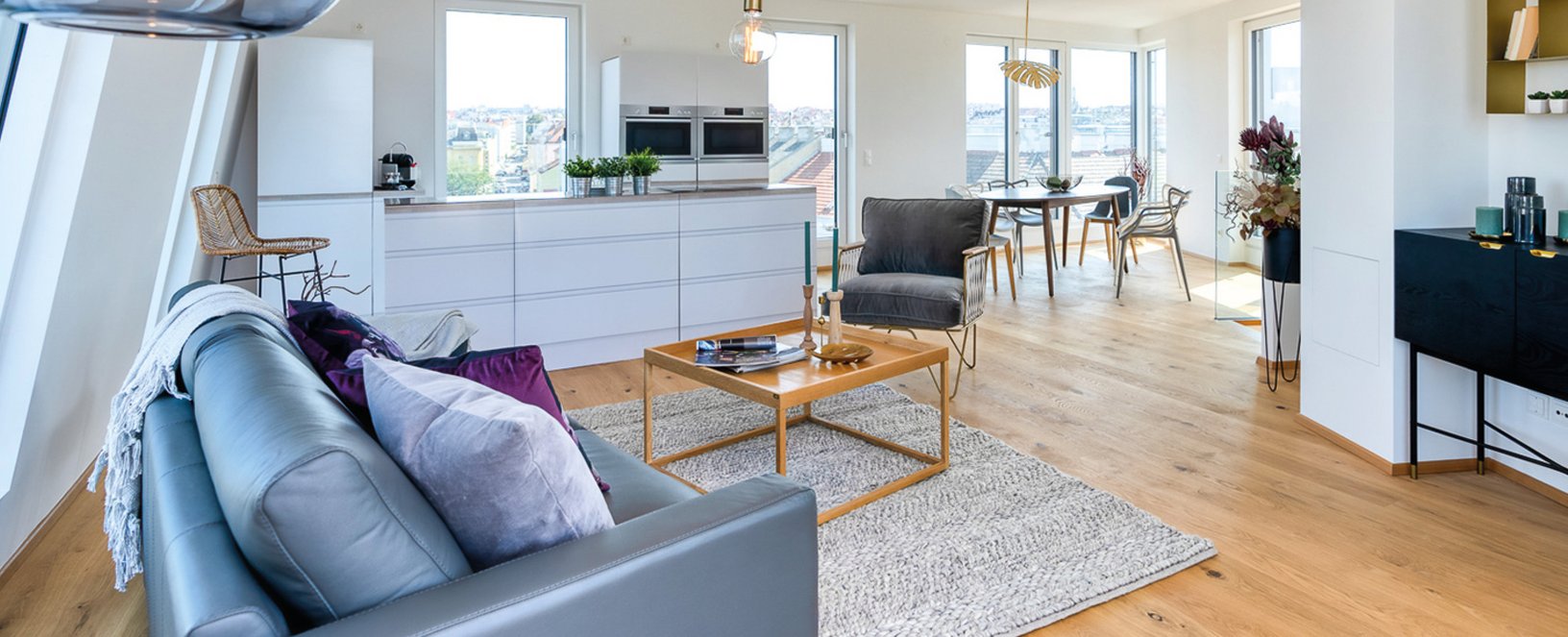 Landhausdiele Eiche Country Natura Eichenparkett rustikal in offenem, hellen Wohnraum mit moderner Einrichtung