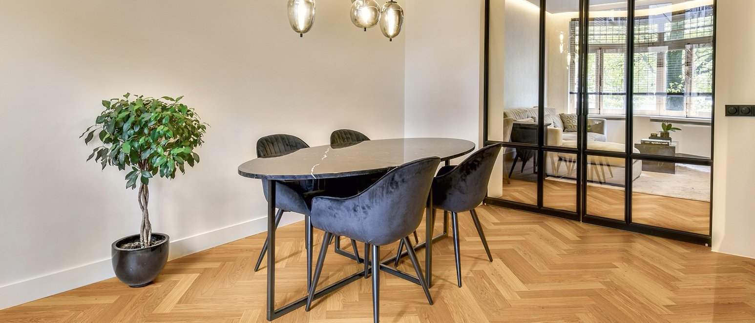 Fischgrät Parkett Eiche Natur Natura Fischgrät Parkett Eiche in modernen Wohnraum mit schwarzen Industrietüren