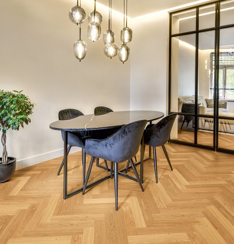 Fischgrät Parkett Eiche Natur Natura Fischgrät Parkett Eiche in modernen Wohnraum mit schwarzen Industrietüren