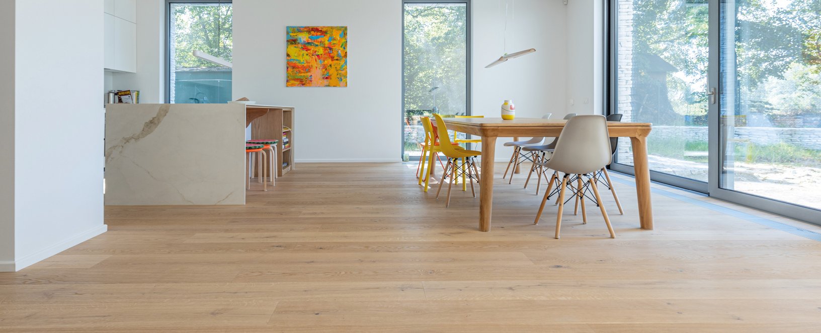 Landhausdiele Eiche Country Bianca Eichenparkett rusikal weiß in hellem Esszimmer und Küche mit Marmorblock