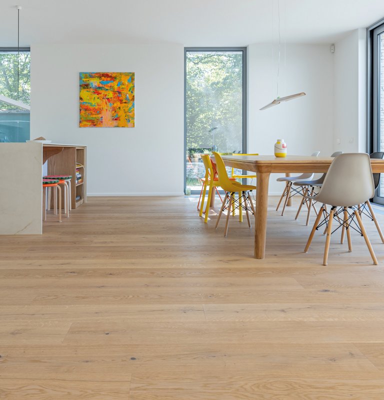 Landhausdiele Eiche Country Bianca Eichenparkett rusikal weiß in hellem Esszimmer und Küche mit Marmorblock